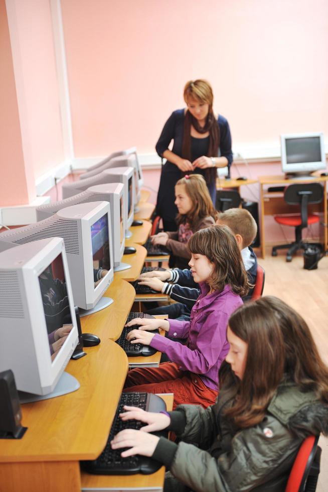 educación de ti con niños en la escuela foto