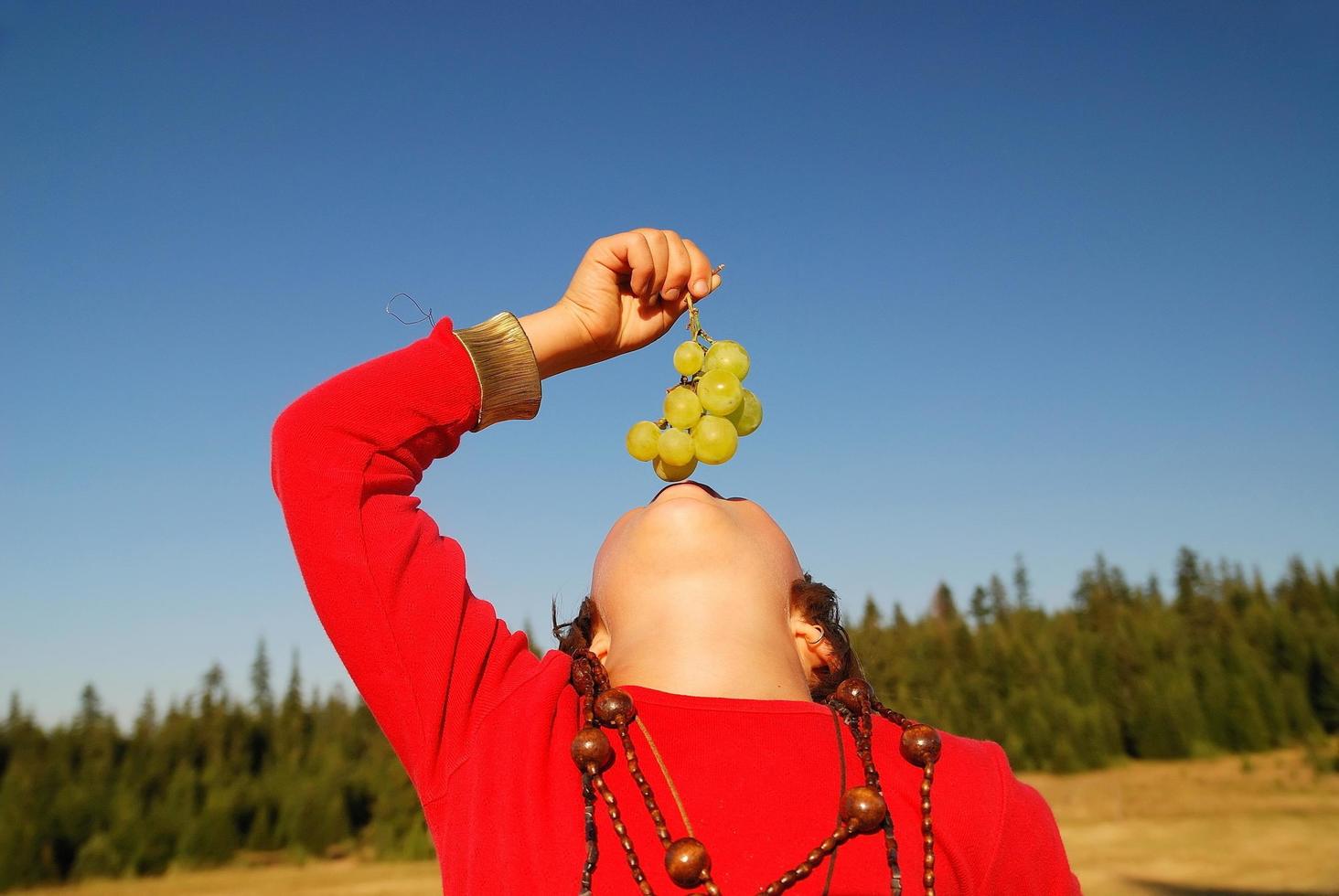 niña comiendo uvas foto