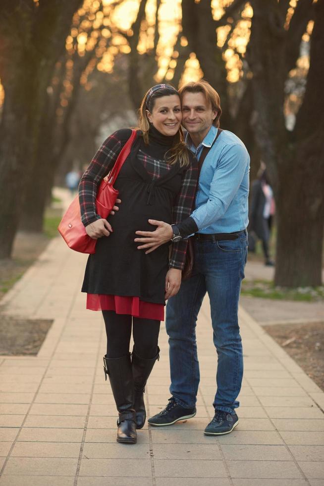 joven pareja embarazada diviértete y relájate foto