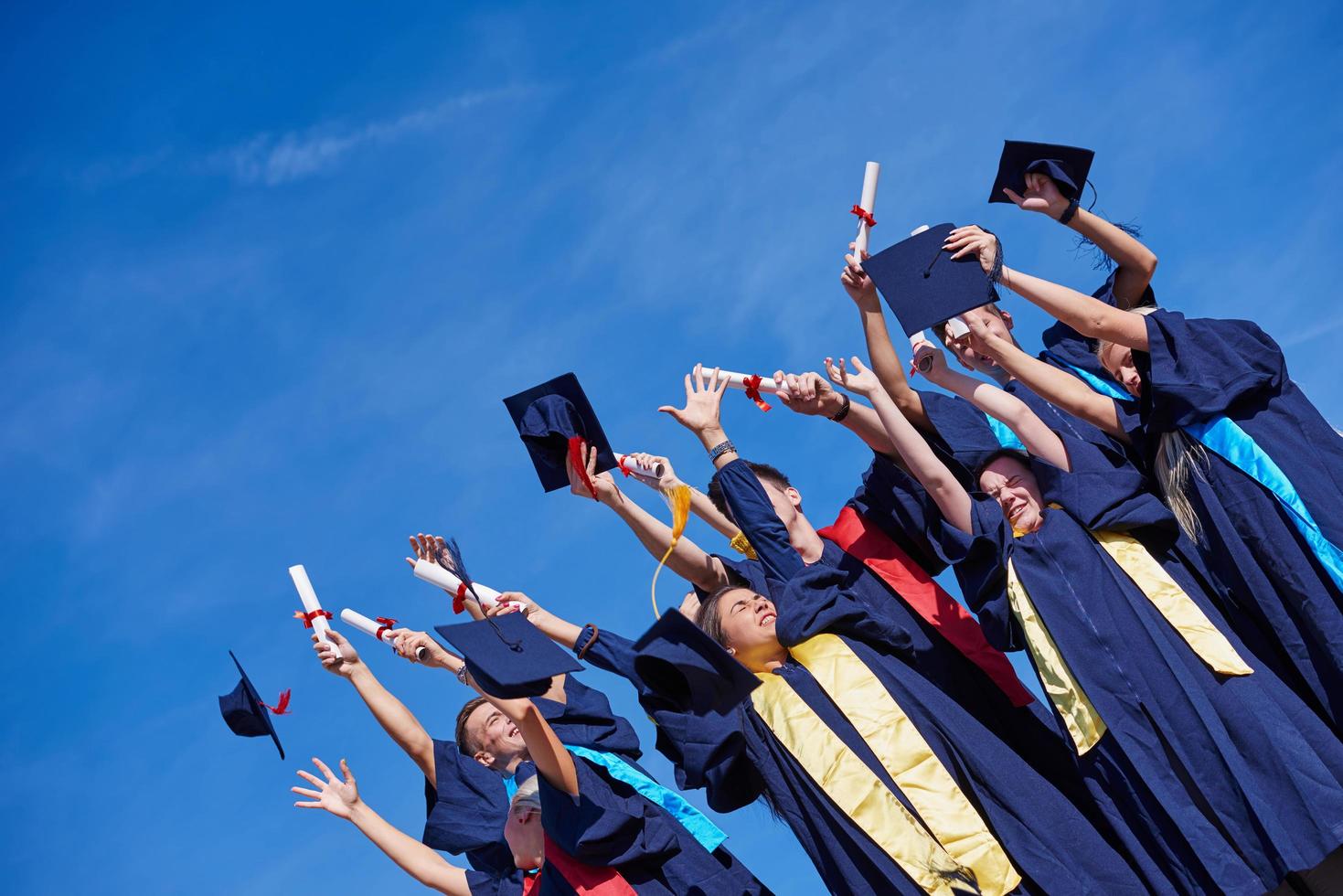 estudiantes graduados de secundaria foto