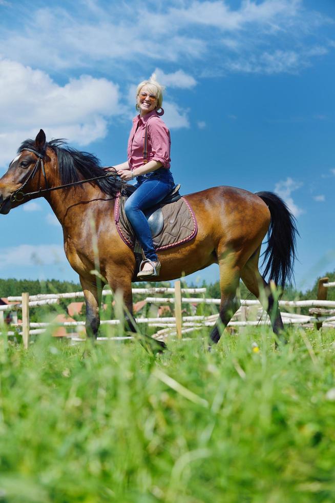 mujer feliz a caballo foto