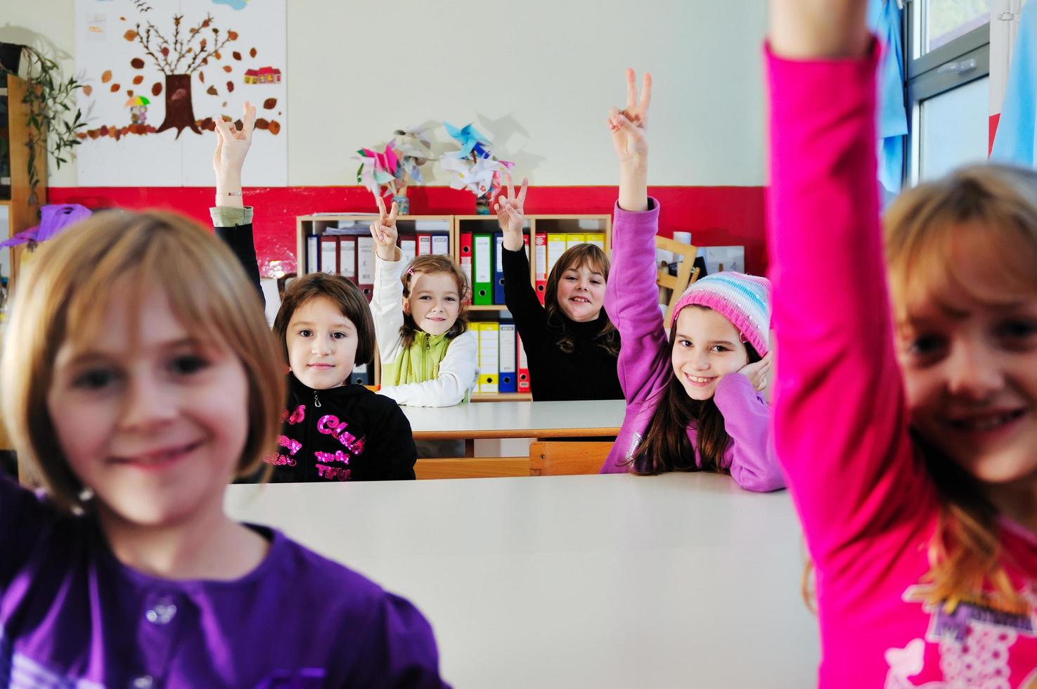 grupo de niños felices en la escuela foto