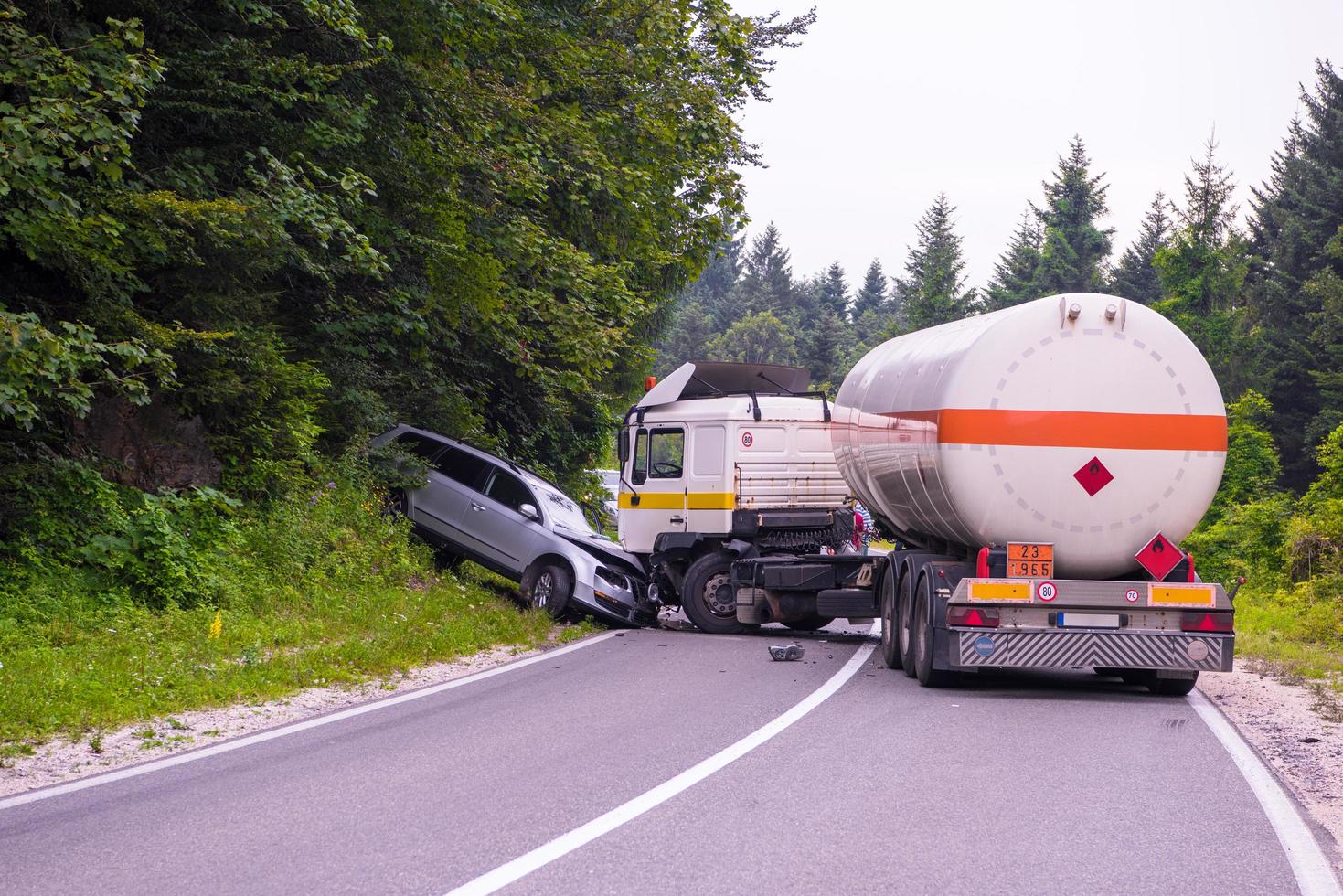 accidente de camión y coche foto