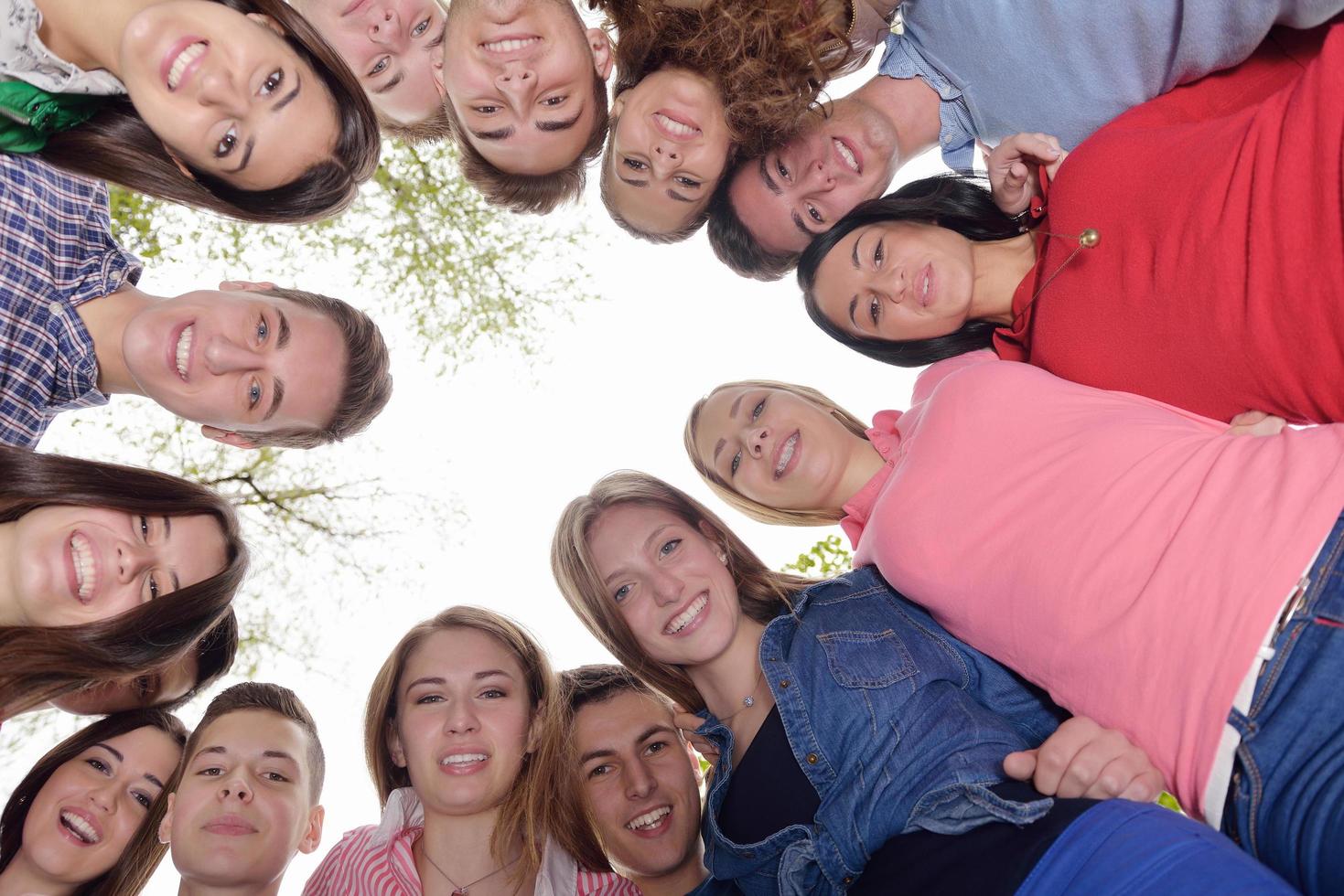 jóvenes amigos que se quedan juntos al aire libre en el parque foto