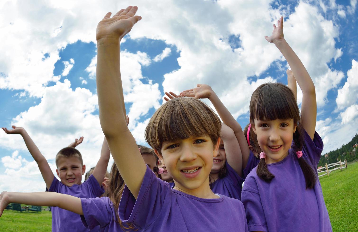 grupo de niños felices divertirse en la naturaleza foto