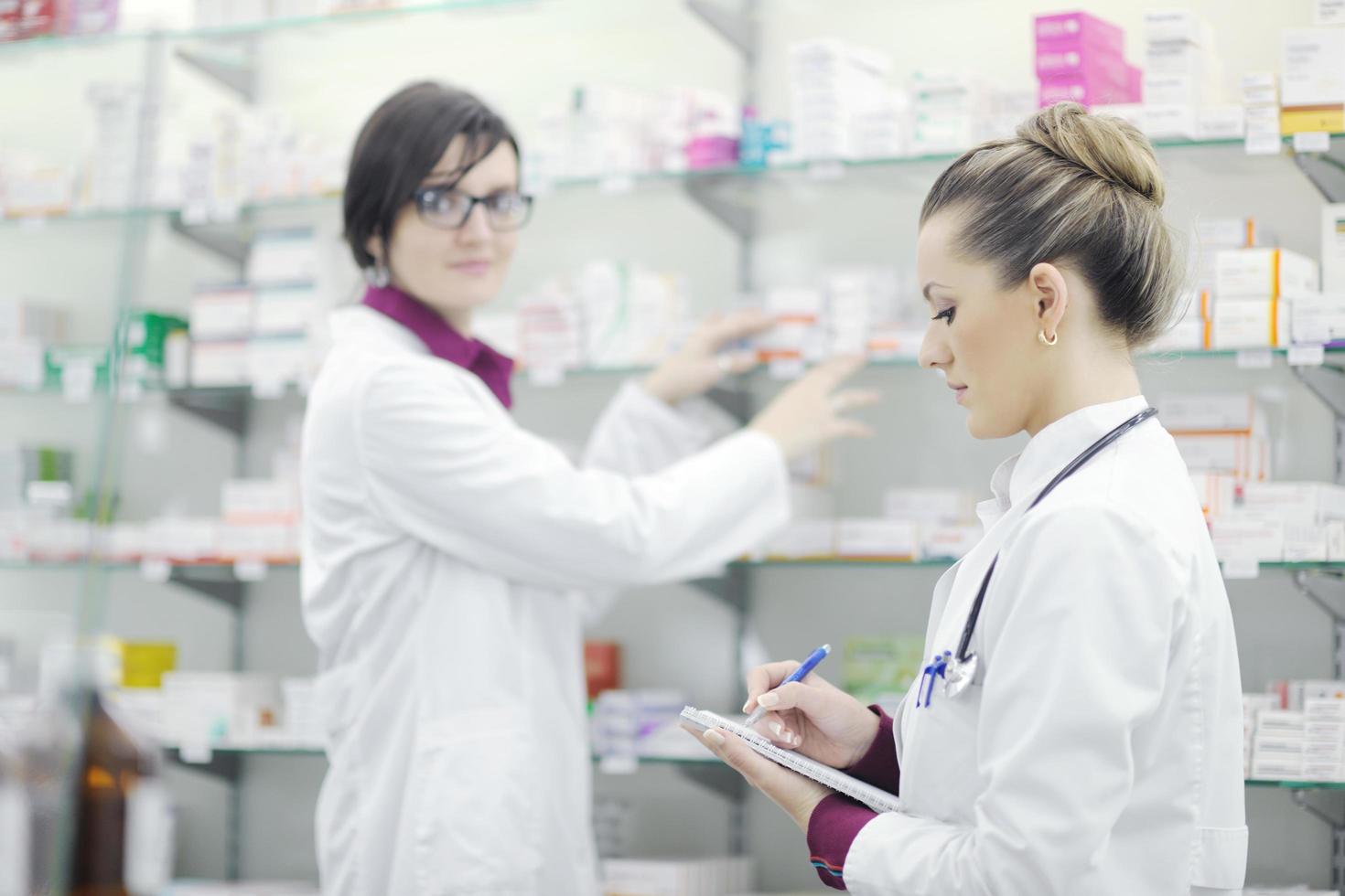 equipo, de, químico farmacéutico, mujer, en, farmacia, droguería foto