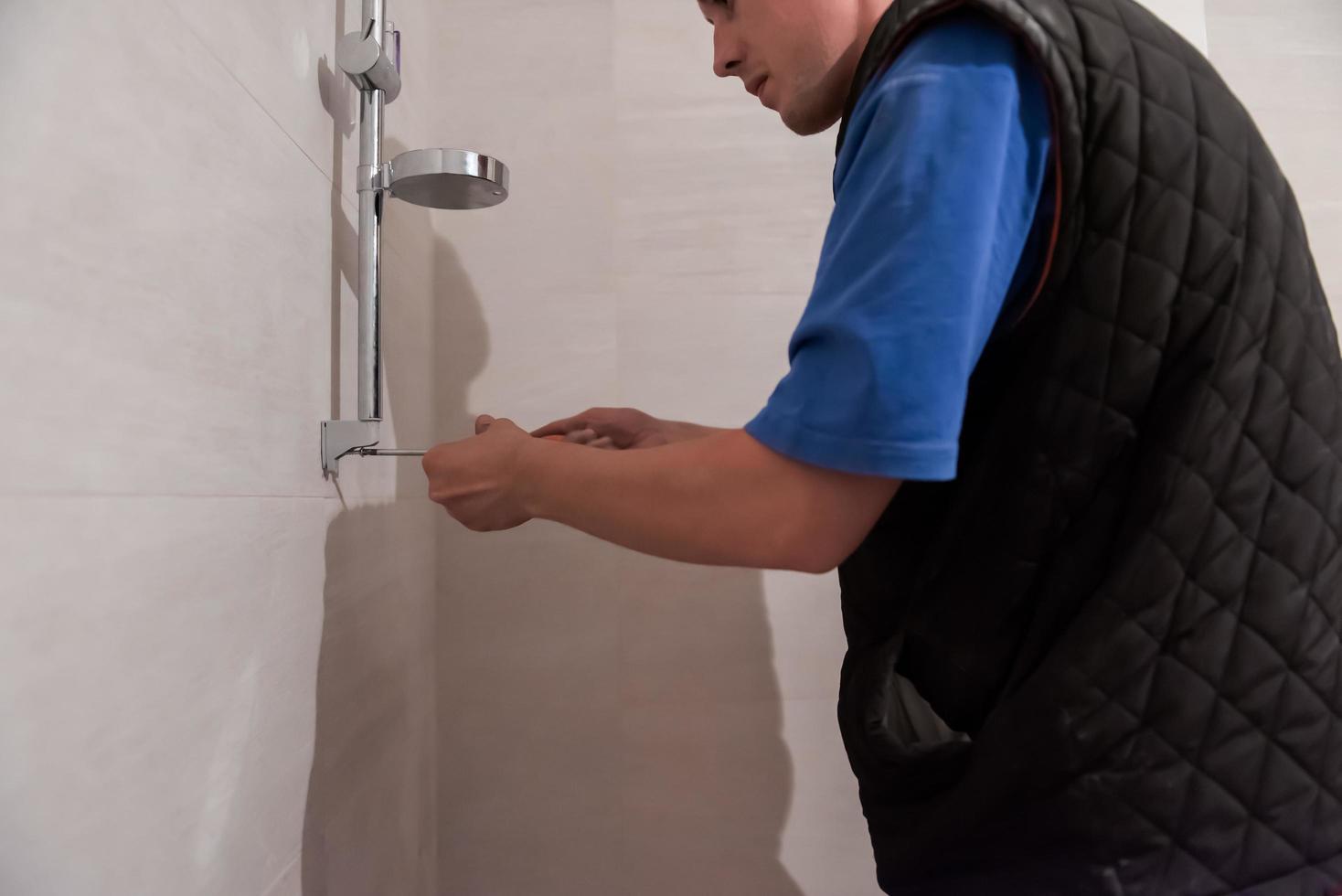 fontanero profesional trabajando en un baño foto