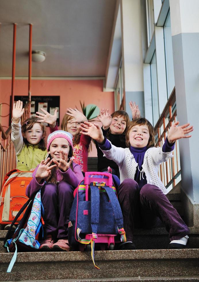 grupo de niños felices en la escuela foto