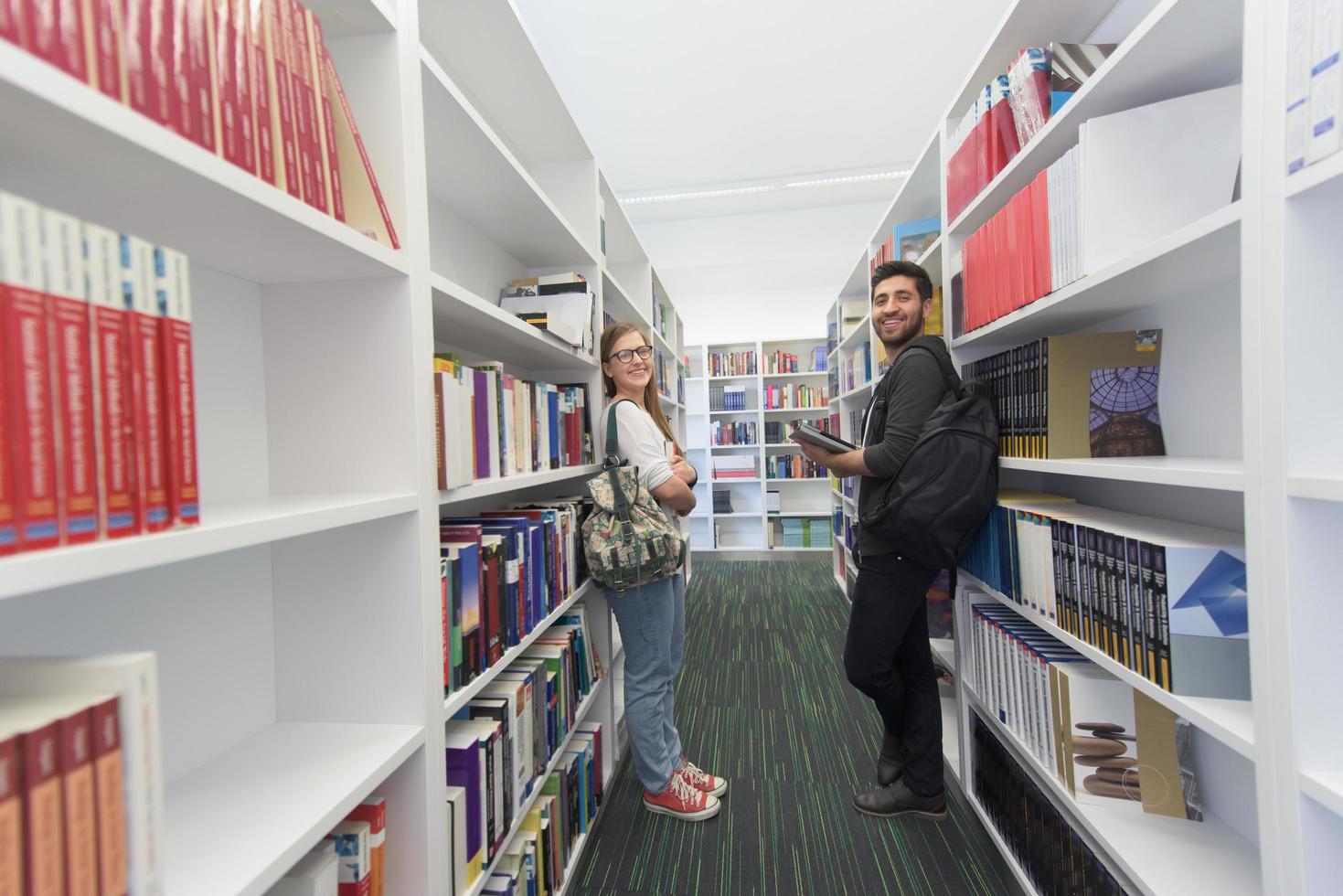 grupo de estudiantes en la biblioteca de la escuela foto