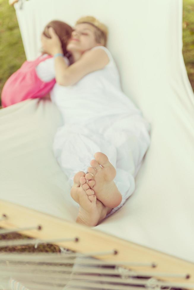 madre y una pequeña hija relajándose en una hamaca foto