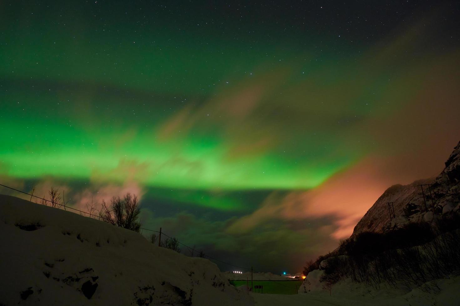 aurora boreal verde aurora boreal sobre las montañas foto