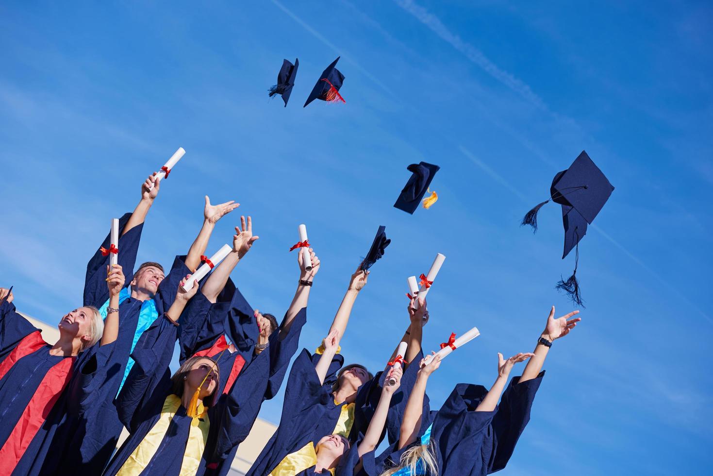 estudiantes graduados de secundaria foto