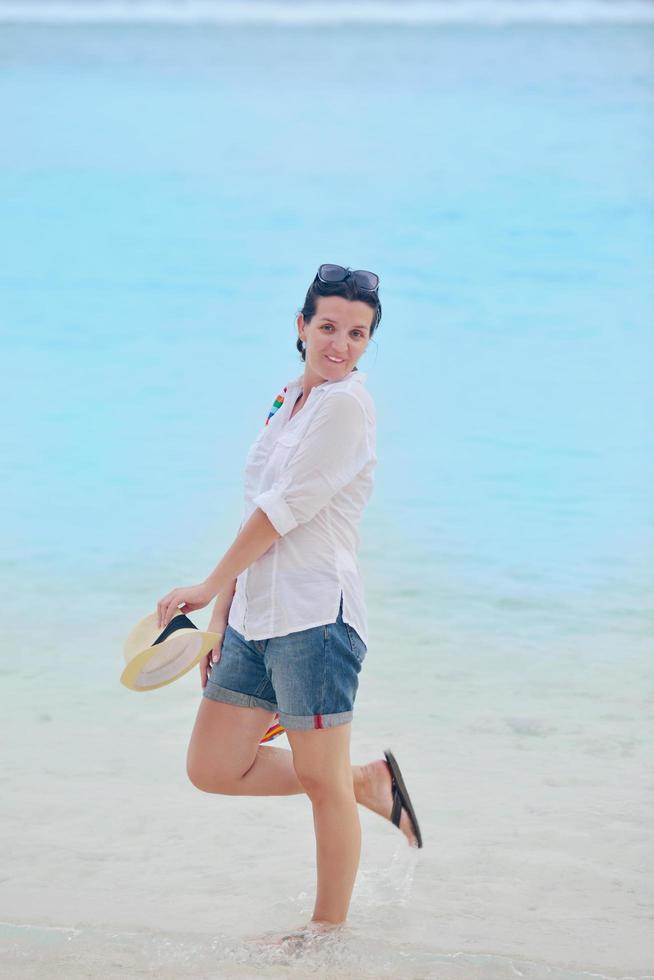 mujer feliz disfruta de las vacaciones de verano foto