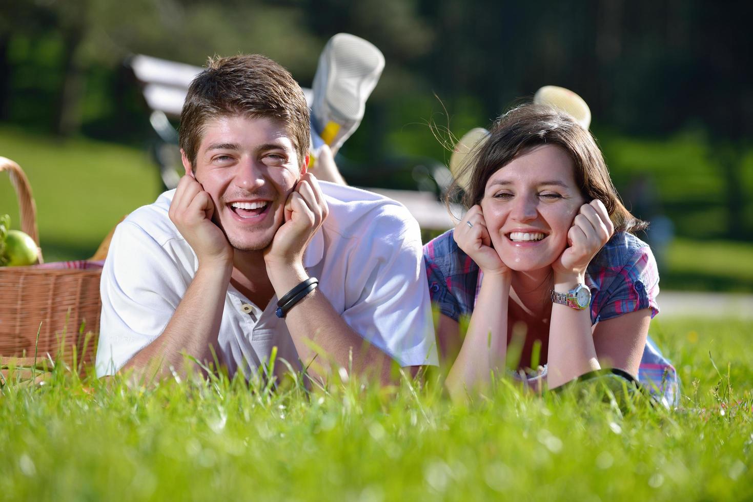 feliz pareja joven haciendo un picnic al aire libre foto