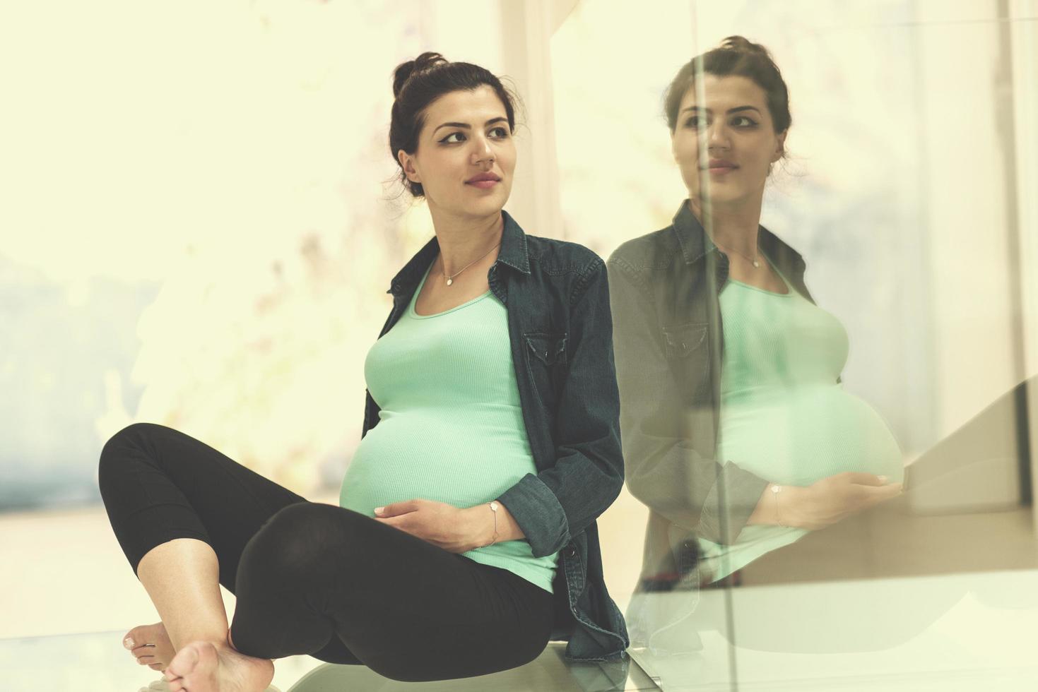 mujeres embarazadas sentadas en el suelo foto