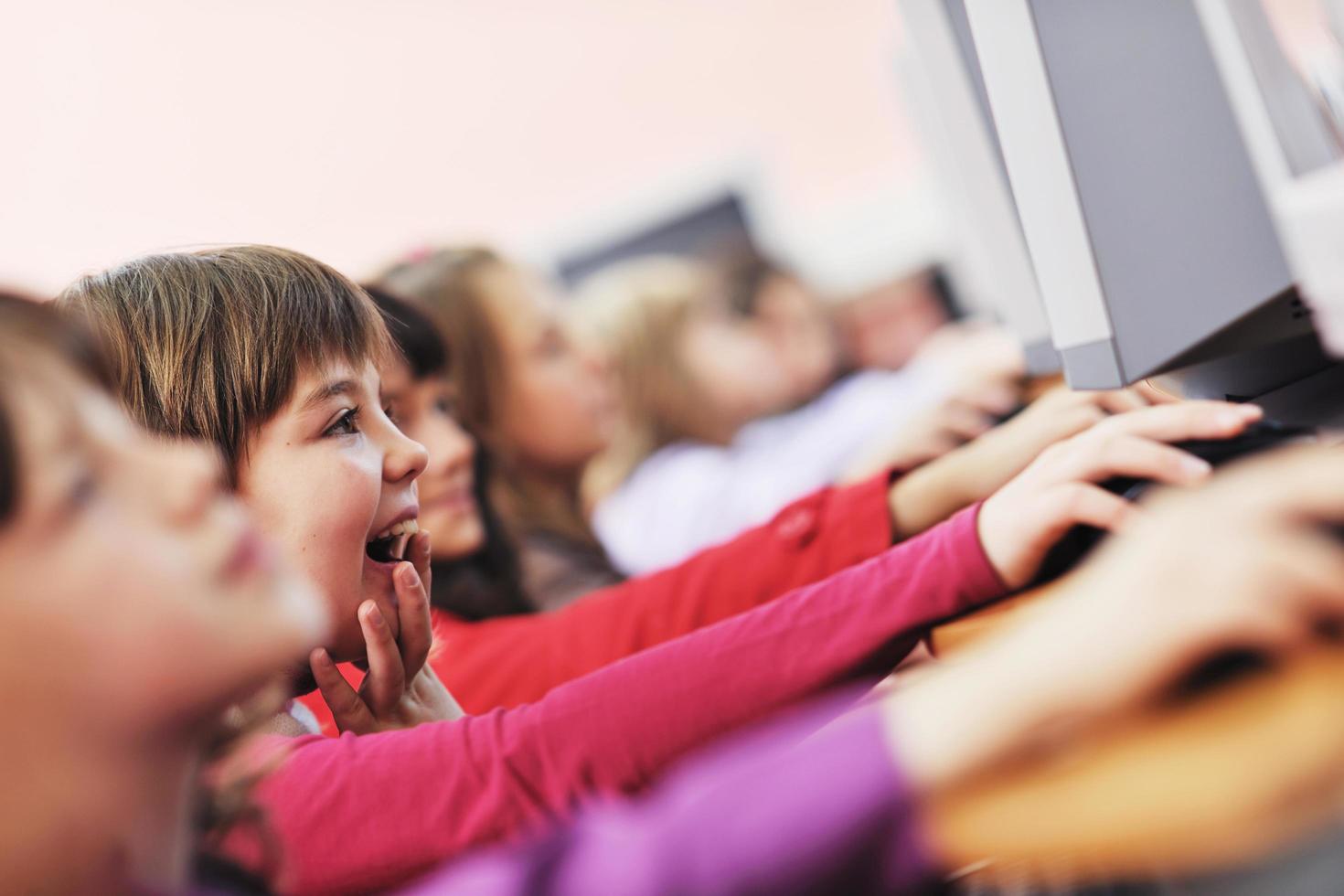 educación de ti con niños en la escuela foto