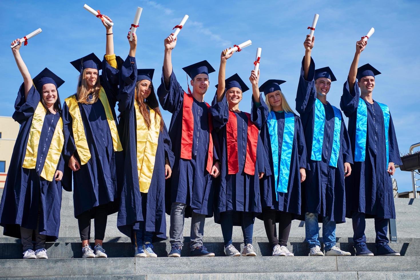 grupo de jóvenes estudiantes graduados foto