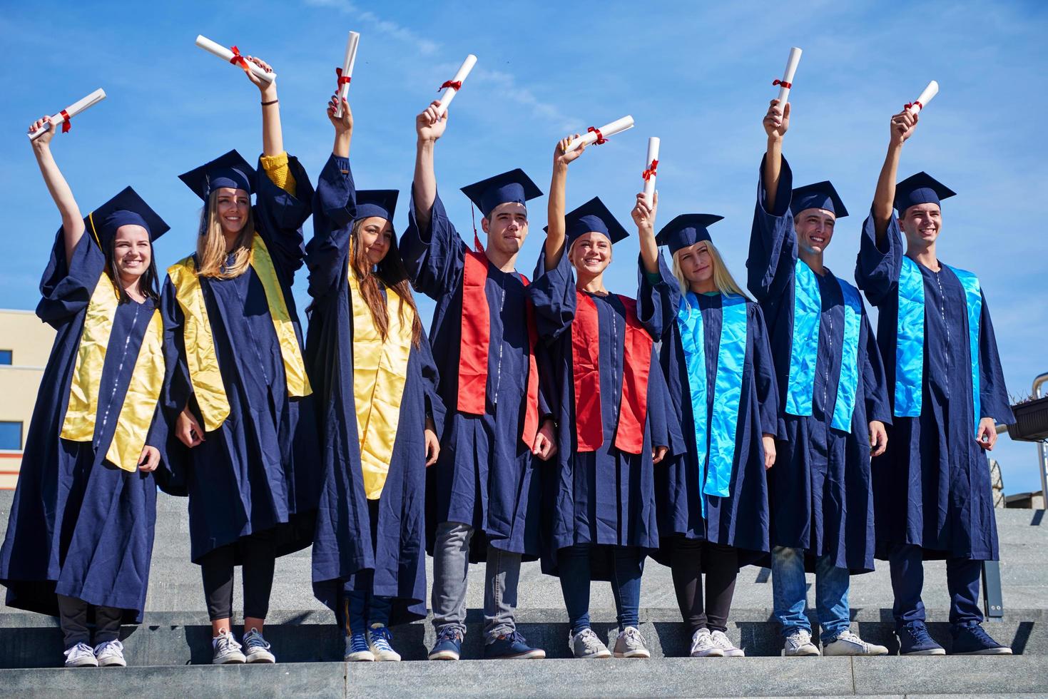 grupo de jóvenes estudiantes graduados foto