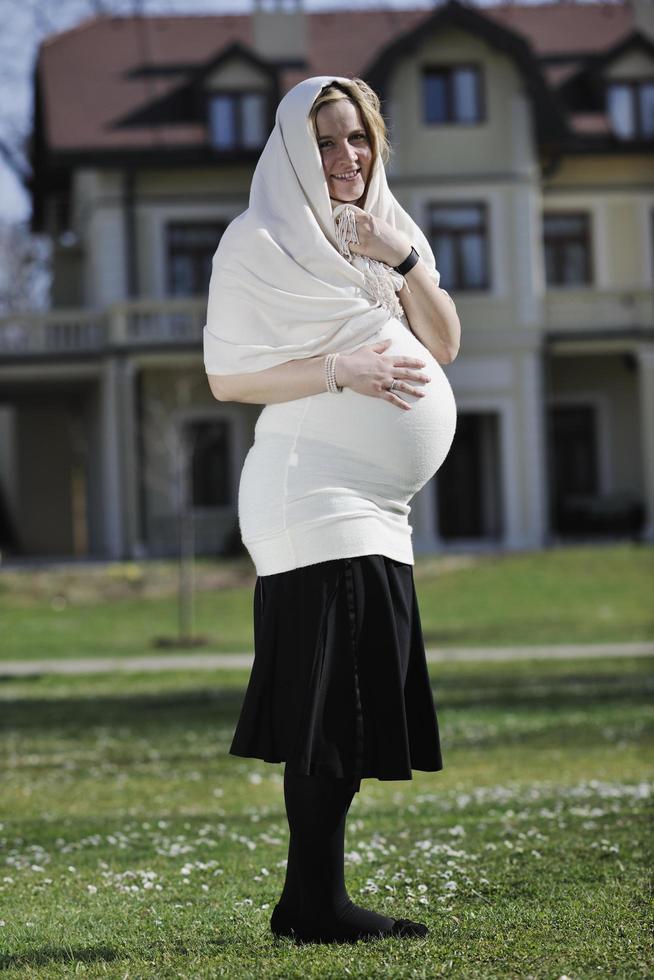feliz joven mujer embarazada al aire libre foto