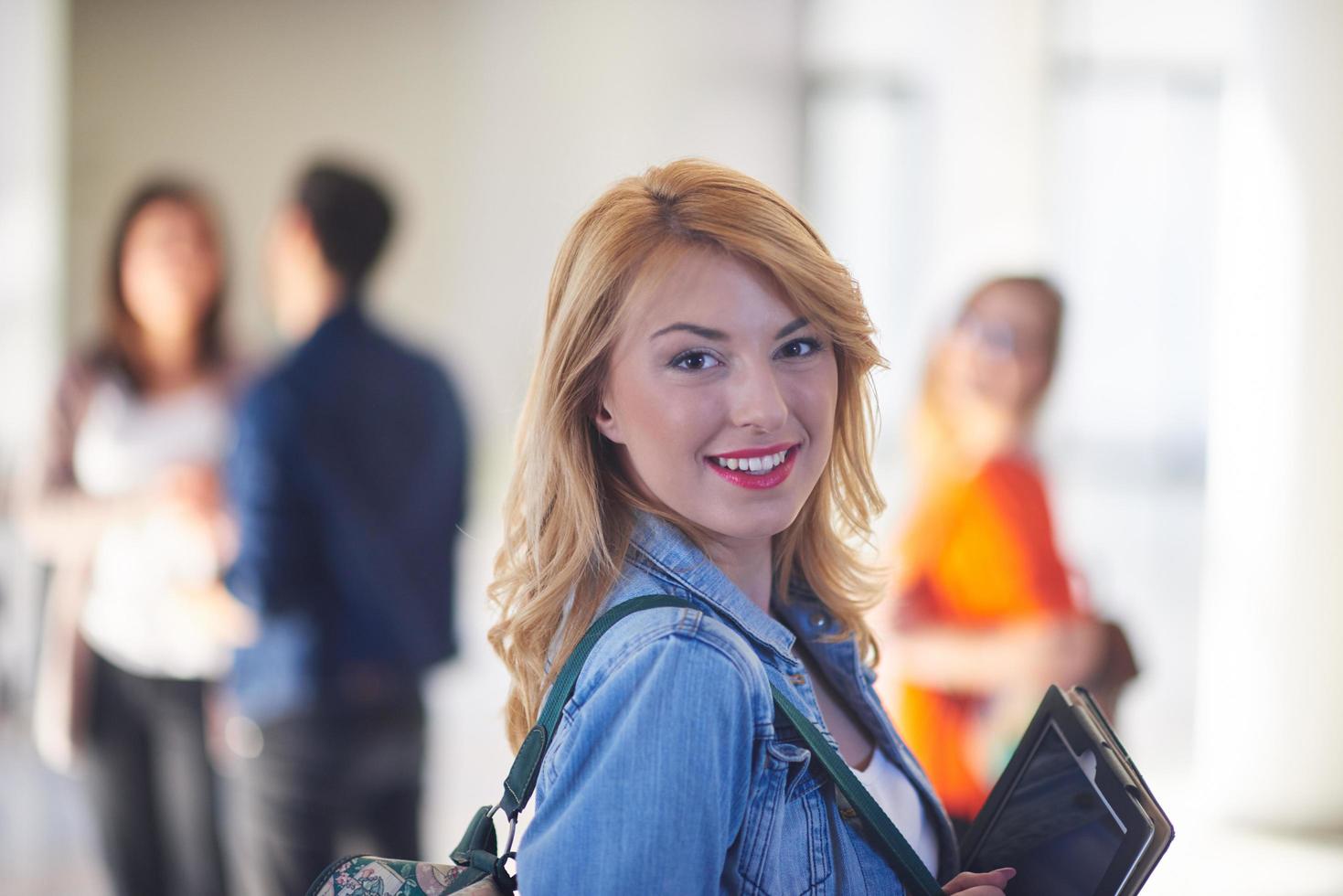 chica estudiante con tablet pc foto