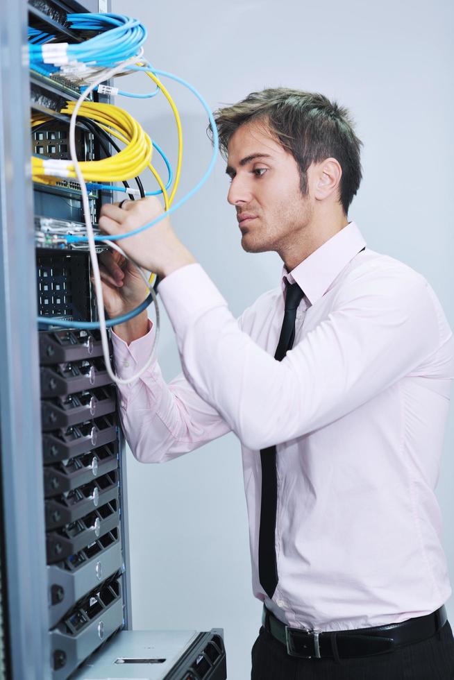 joven ingeniero informático en la sala de servidores del centro de datos foto