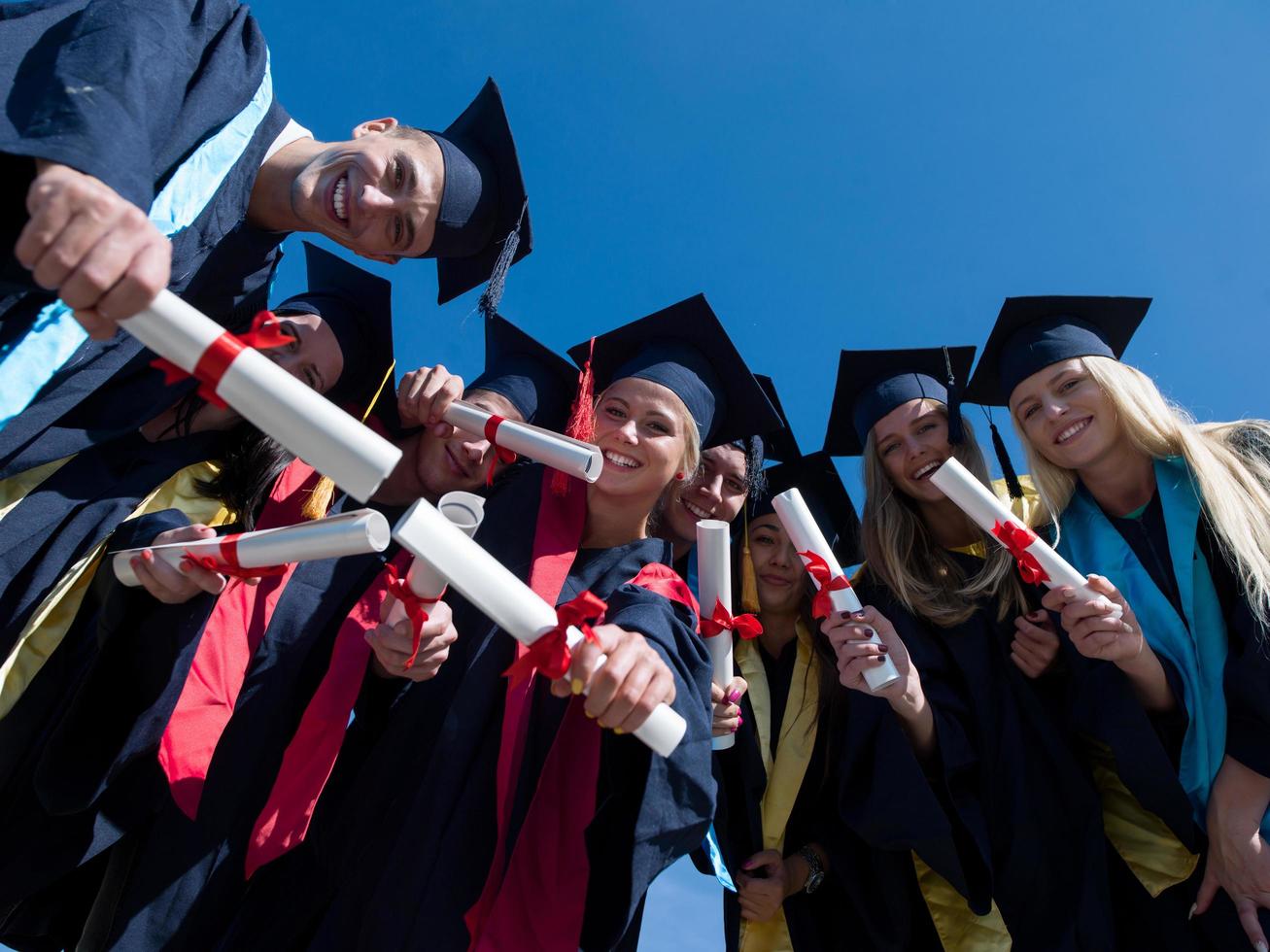 estudiantes graduados de secundaria foto