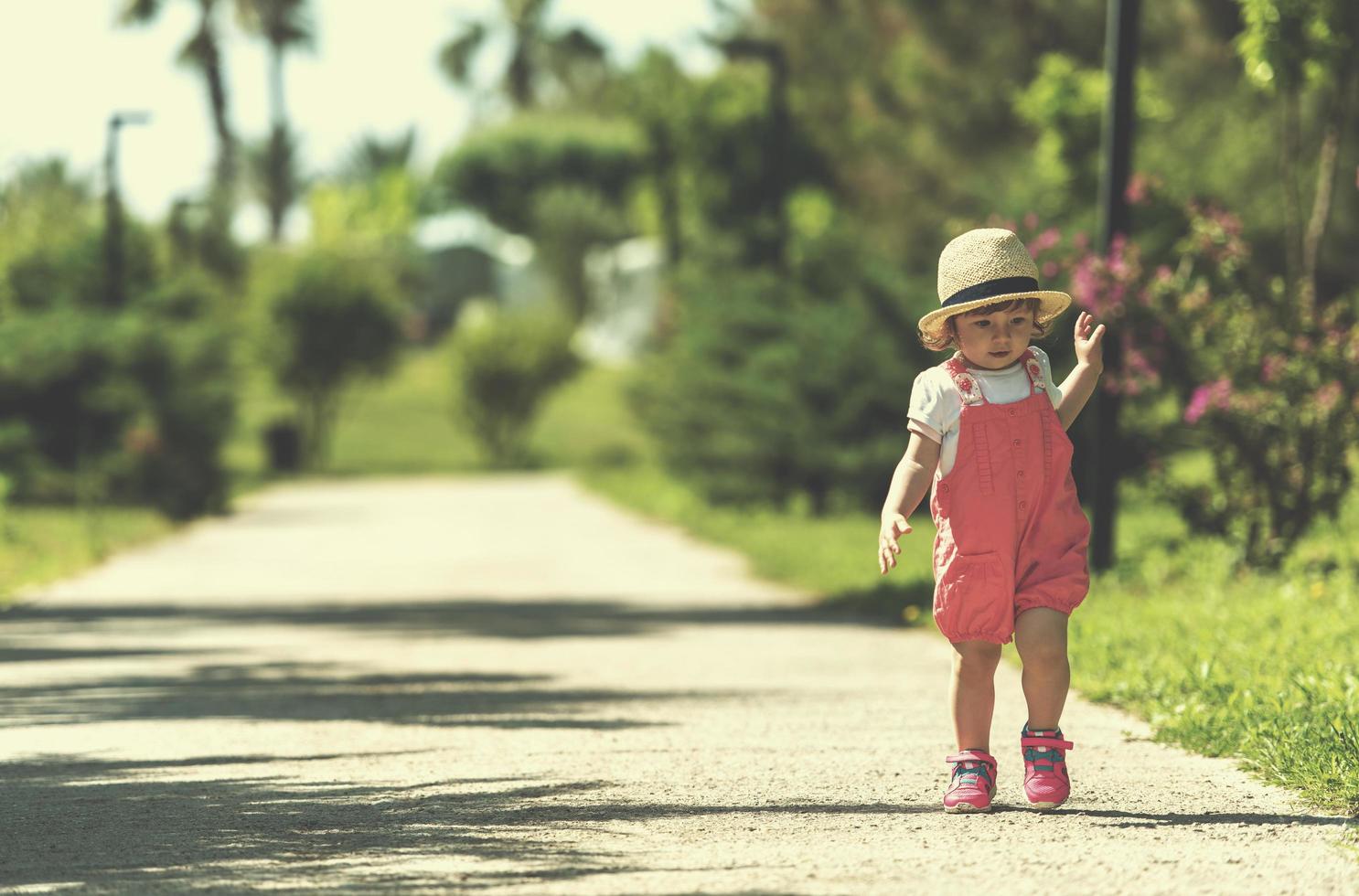 niña corriendo en el parque de verano foto