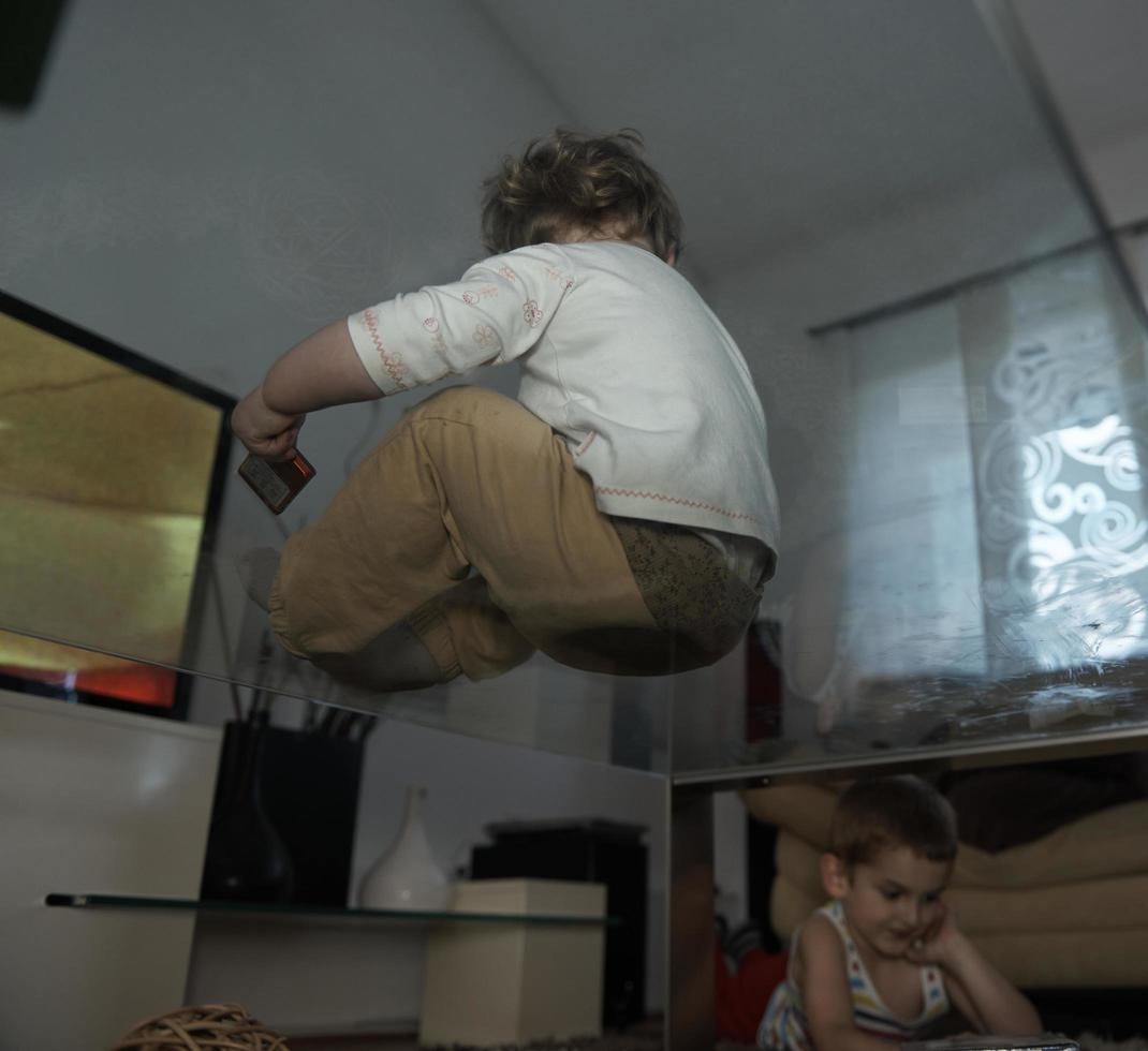 niño pequeño jugando con su hermana en casa foto