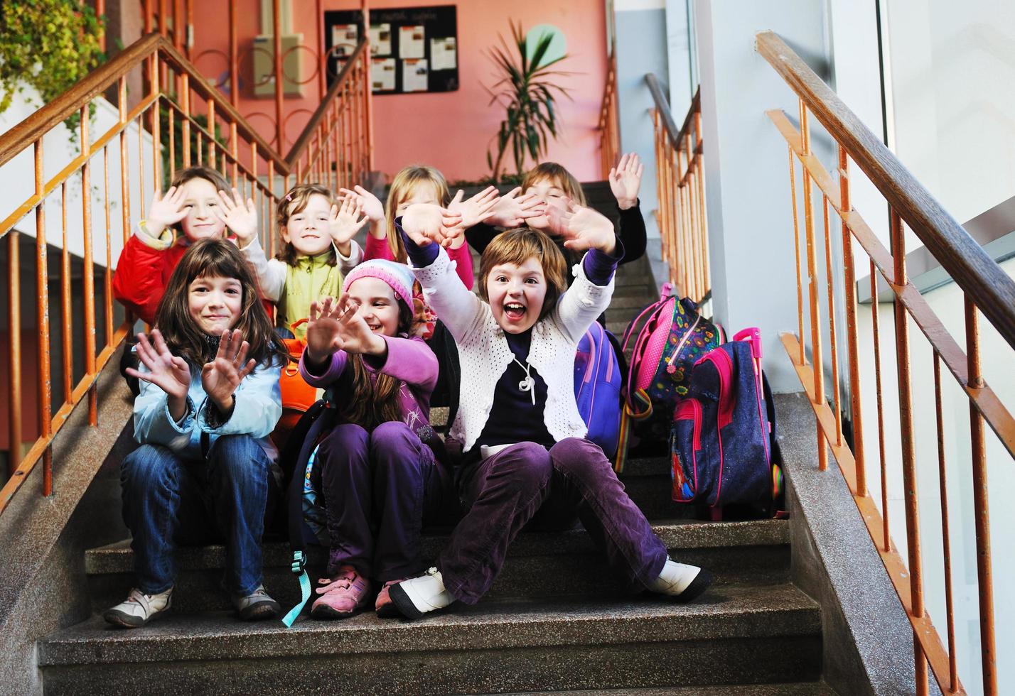 grupo de niños felices en la escuela foto