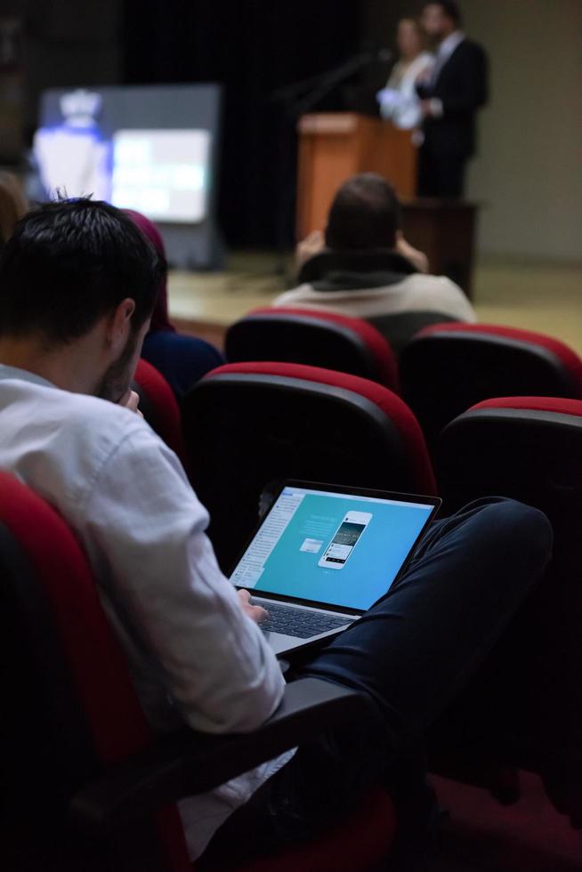 manos de gente de negocios usando computadora portátil foto