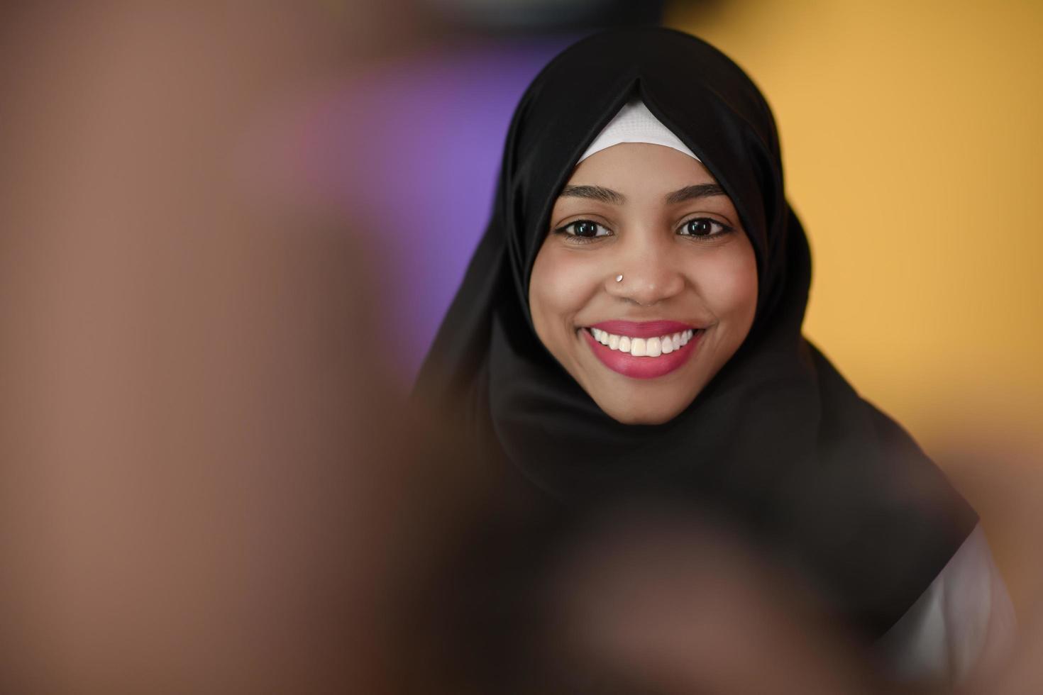 mujer musulmana con una hermosa sonrisa usando un hiyab posa en el estudio foto