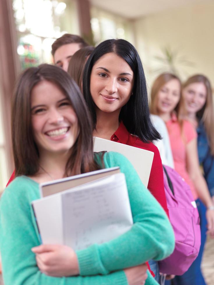 grupo de adolescentes en la escuela foto