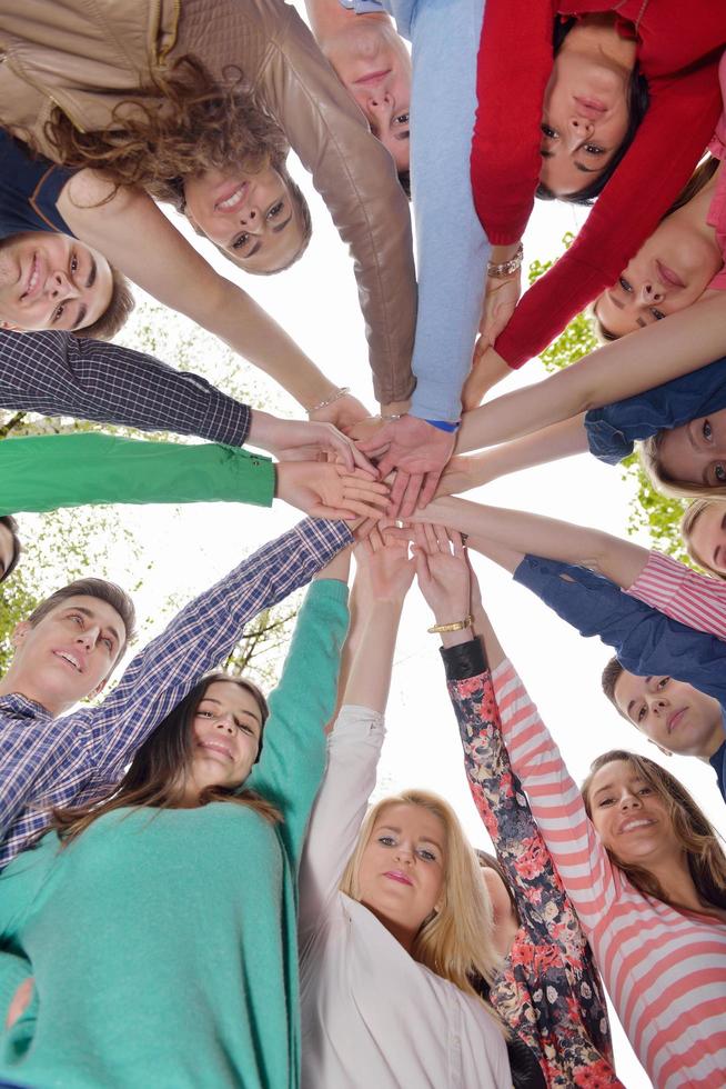 jóvenes amigos que se quedan juntos al aire libre en el parque foto