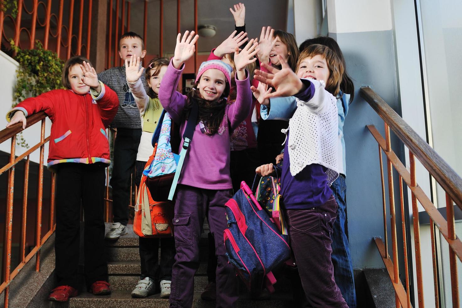 grupo de niños felices en la escuela foto