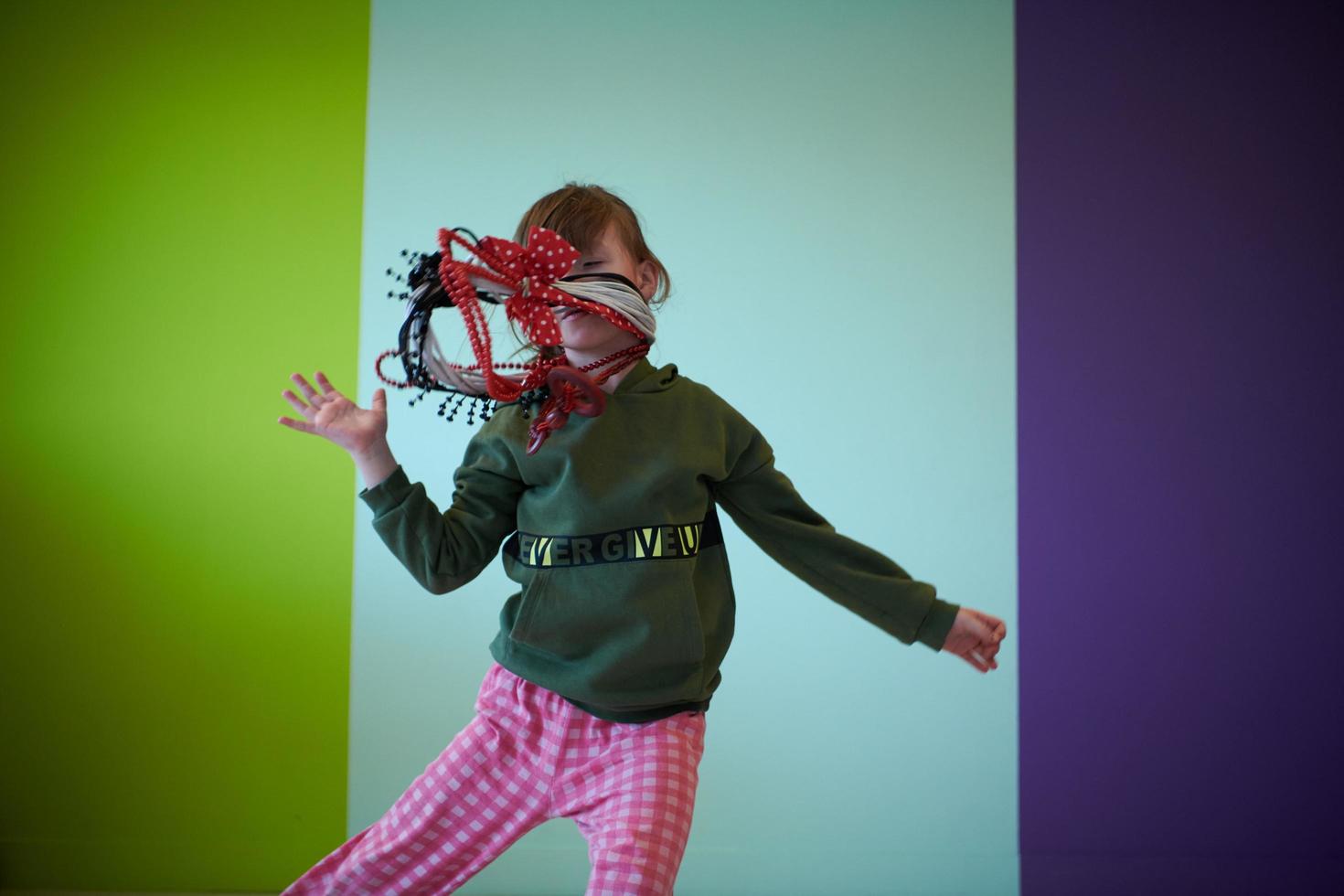 niña divirtiéndose y bailando usando joyas de madres foto