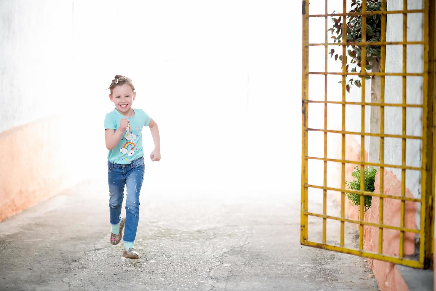 niña corriendo por las calles de la ciudad foto