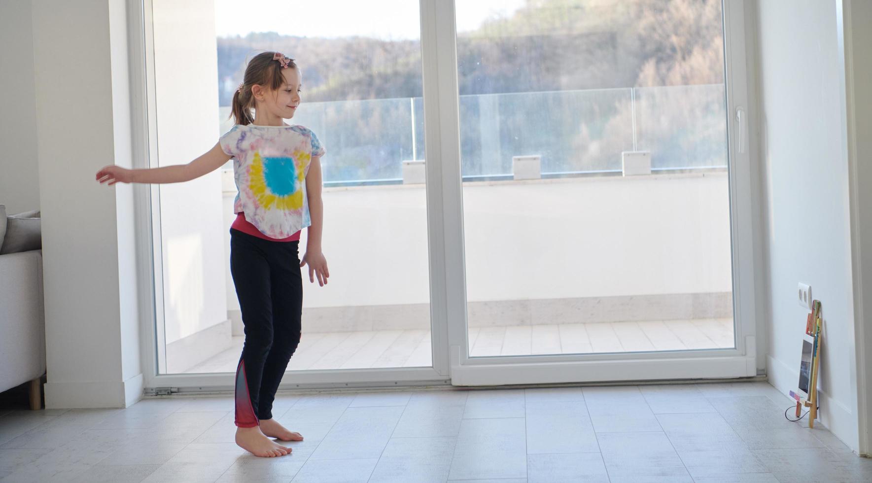 girl online education ballet class at home photo