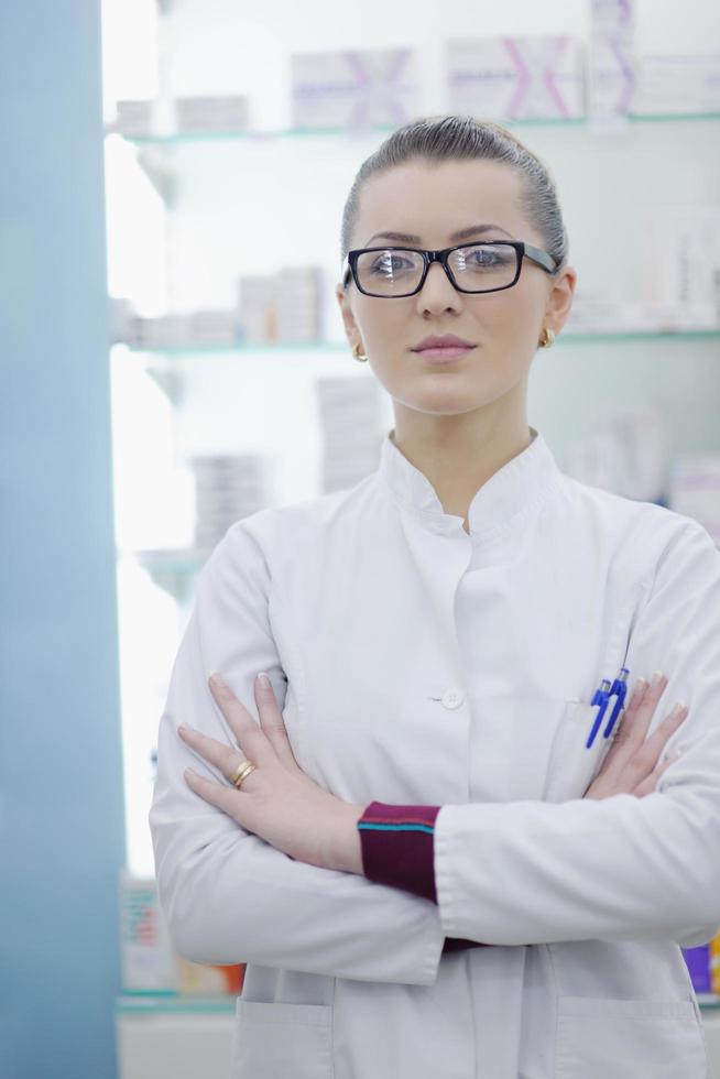 Farmacéutico químico mujer de pie en farmacia droguería foto