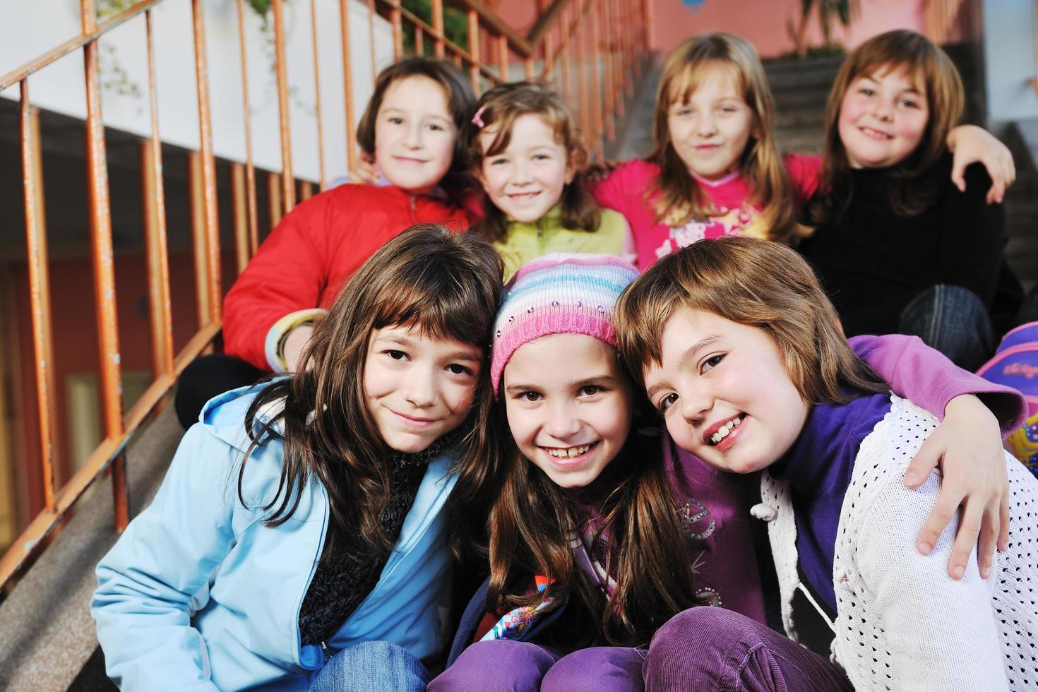 grupo de niños felices en la escuela foto