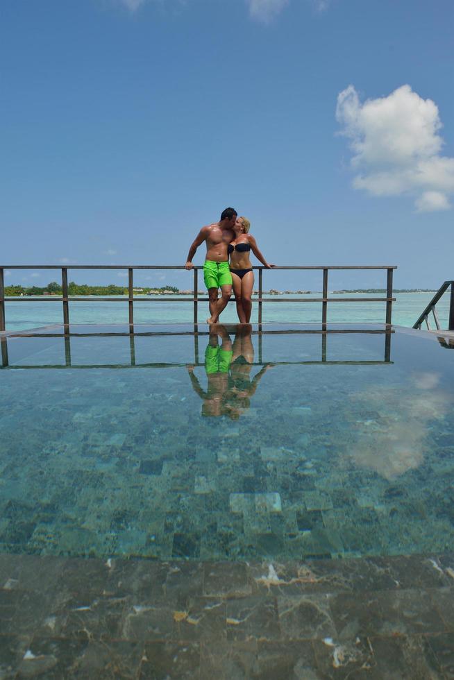 feliz pareja joven en vacaciones de verano diviértete y relájate foto