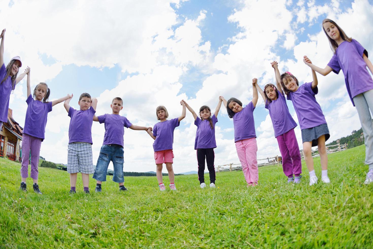 grupo de niños felices divertirse en la naturaleza foto