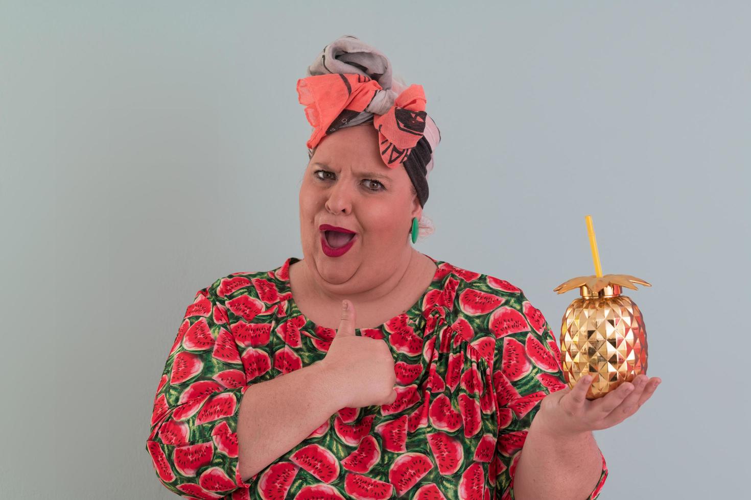 mujer con sobrepeso de talla grande, mujer gorda, chica gorda, gordita, sosteniendo ananas de fruta dorada aisladas en el fondo cian - estilo de vida mujer dieta pérdida de peso concepto de problema de sobrepeso. foto