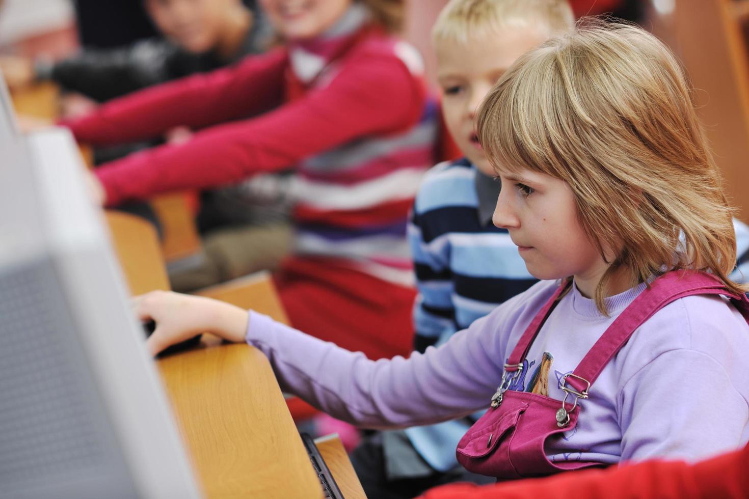 educación de ti con niños en la escuela foto