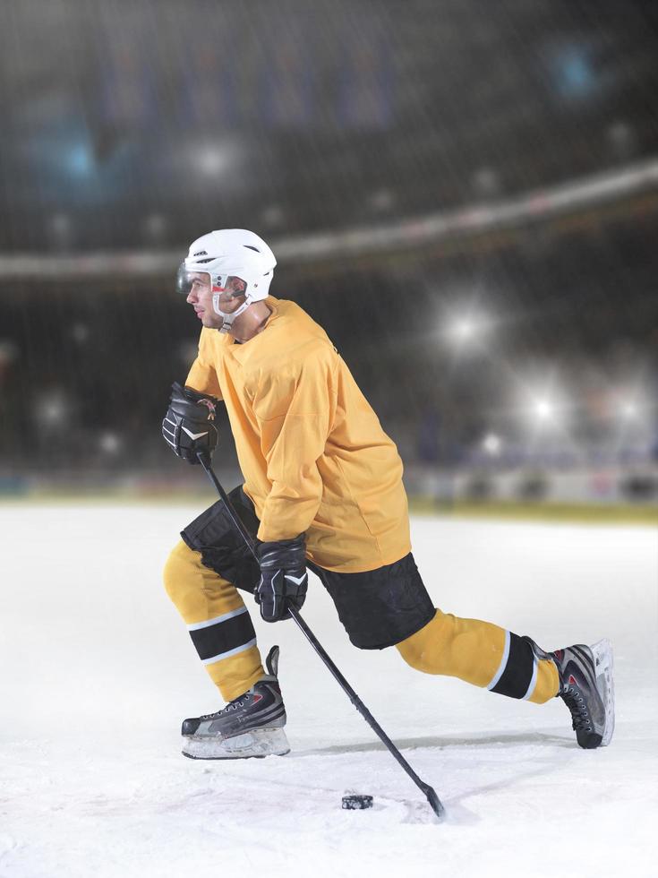 jugador de hockey sobre hielo en acción foto