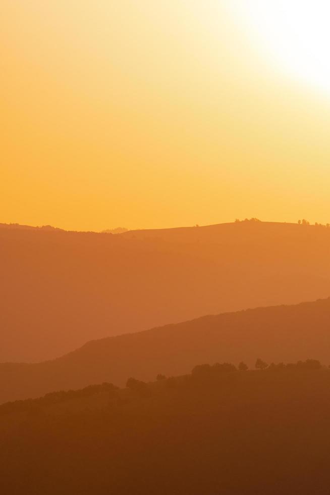 puesta de sol dorada en verano foto