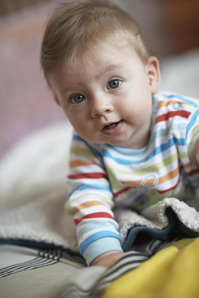 pequeño y lindo bebé recién nacido sonriendo foto