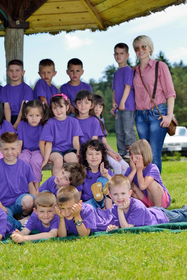 grupo de niños felices con profesor en la naturaleza foto