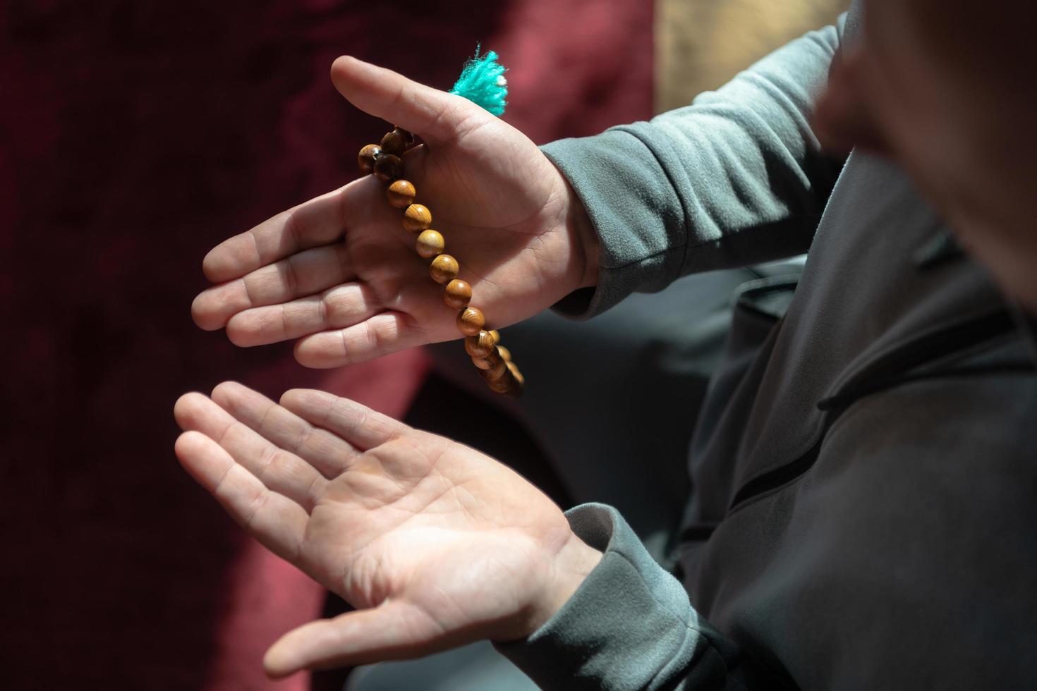 oración musulmana dentro de la mezquita en namaz adorar a allah foto