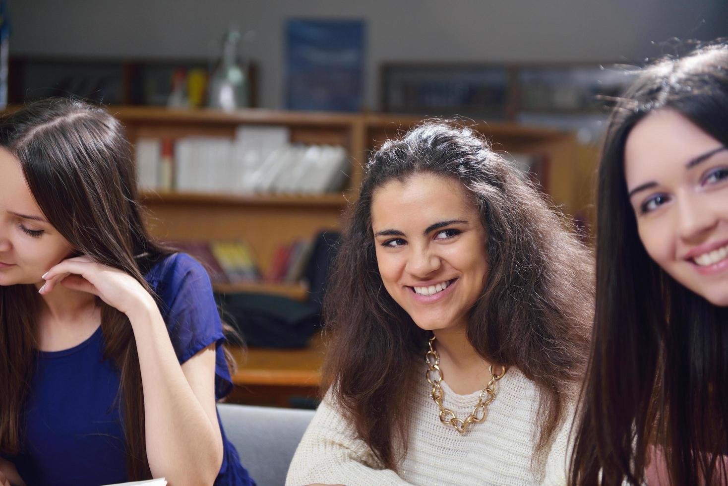 grupo de adolescentes felices en la escuela foto