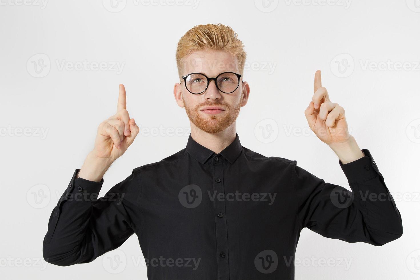 el joven tiene una idea que apunta al espacio de copia. primer plano chico pelirrojo con barba roja aislado. conmociona la cara masculina feliz y emocionada. concepto de conocimiento educativo. creador de ideas persona optimista generadora de ideas foto